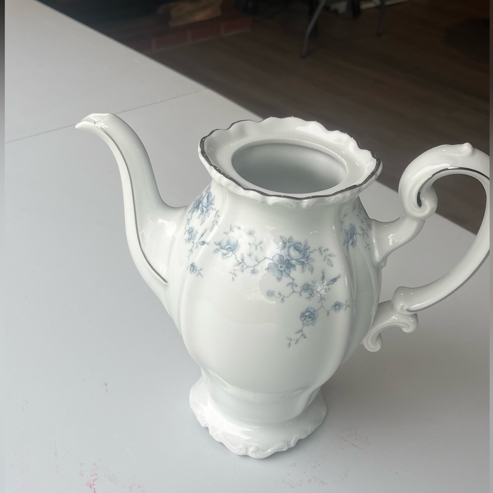 Johann Haviland Blue Garland Tea/Coffee pot. In beautiful condition but no lid.